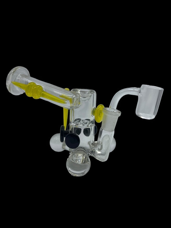 Higher Concentration Clear Tripod Rig with colored accents, compact and stable design, superior cooling and filtration for an enhanced smoking experience.







